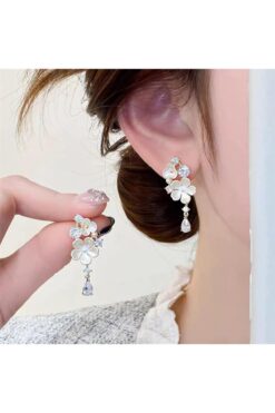 Pelin Aksesuar Beyaz Sedefli Çiçek ve Kristal Damla Sallantılı Küpe