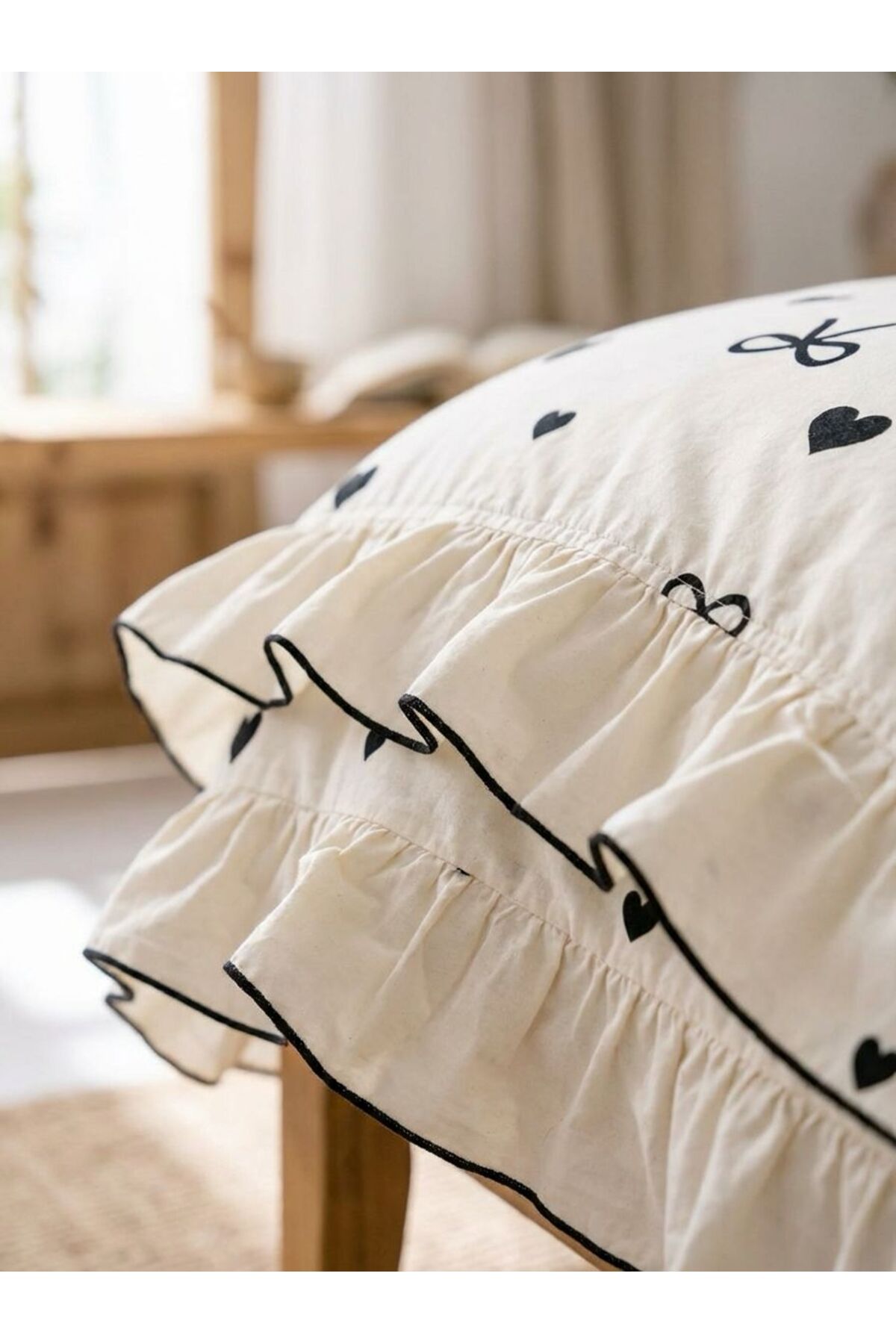 moon secret tekstil Fırfırlı Kalpli & Fiyonk Desenli Nevresim Takımı – %100 Pamuk, Şık ve Romantik Yatak Odası Takımı - Görsel 3