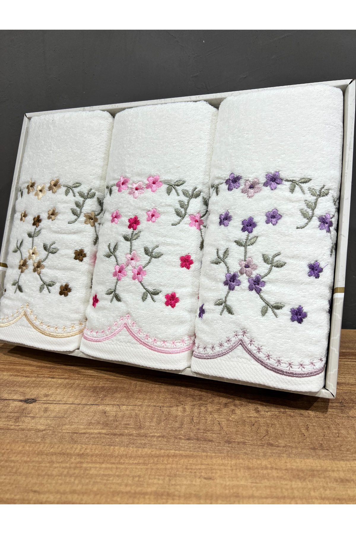 AYHANHOME 3'lü Nakış işlemeli Kutulu Çeyizlik 50x90 Kadife El Ve Yüz Havlusu - Görsel 3