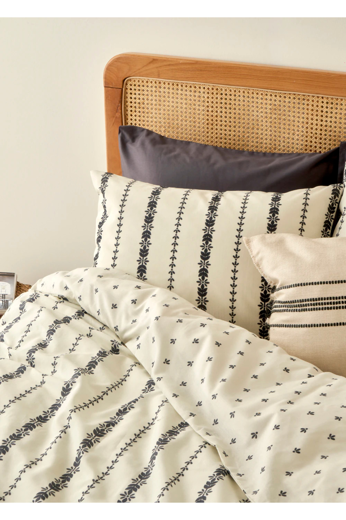 Bella Maison Olwen Pamuklu Çift Kişilik Nevresim Takımı Beyaz-Siyah (200x220 cm) - Görsel 3