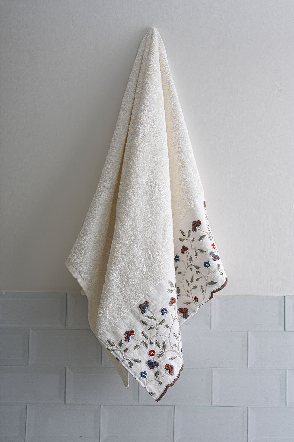 Nazik Home Livano Renkli Çiçek Nakışlı Yüz Havlusu (50 x 90 cm)