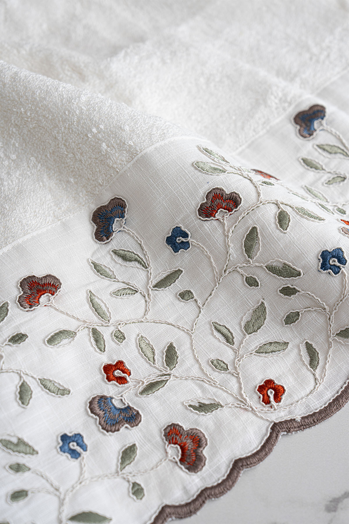 Nazik Home Livano Renkli Çiçek Nakışlı Yüz Havlusu (50 x 90 cm) - Görsel 2