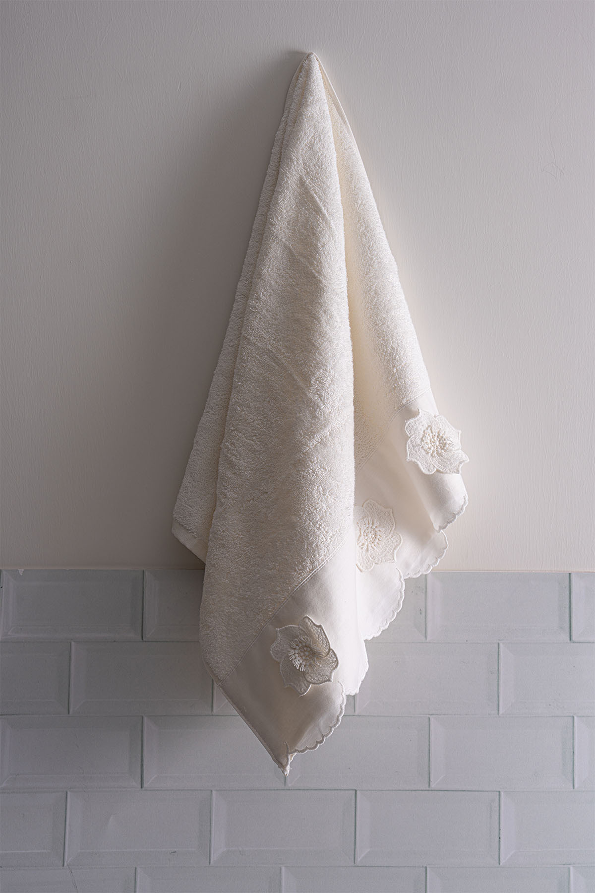 Nazik Home Hanzade Çiçek İşlemeli Yüz Havlusu (50 x 90 cm)