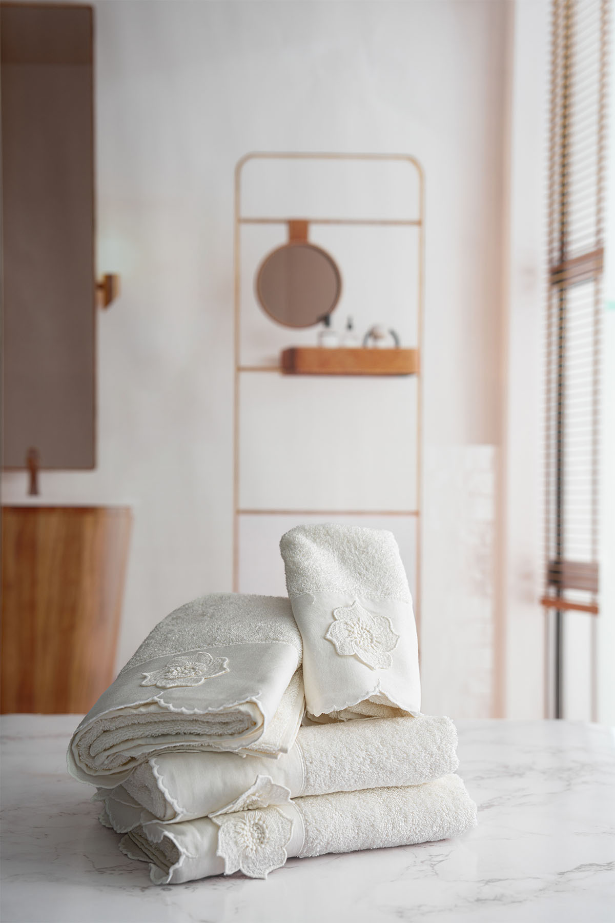 Nazik Home Hanzade Çiçek İşlemeli Yüz Havlusu (50 x 90 cm) - Görsel 3