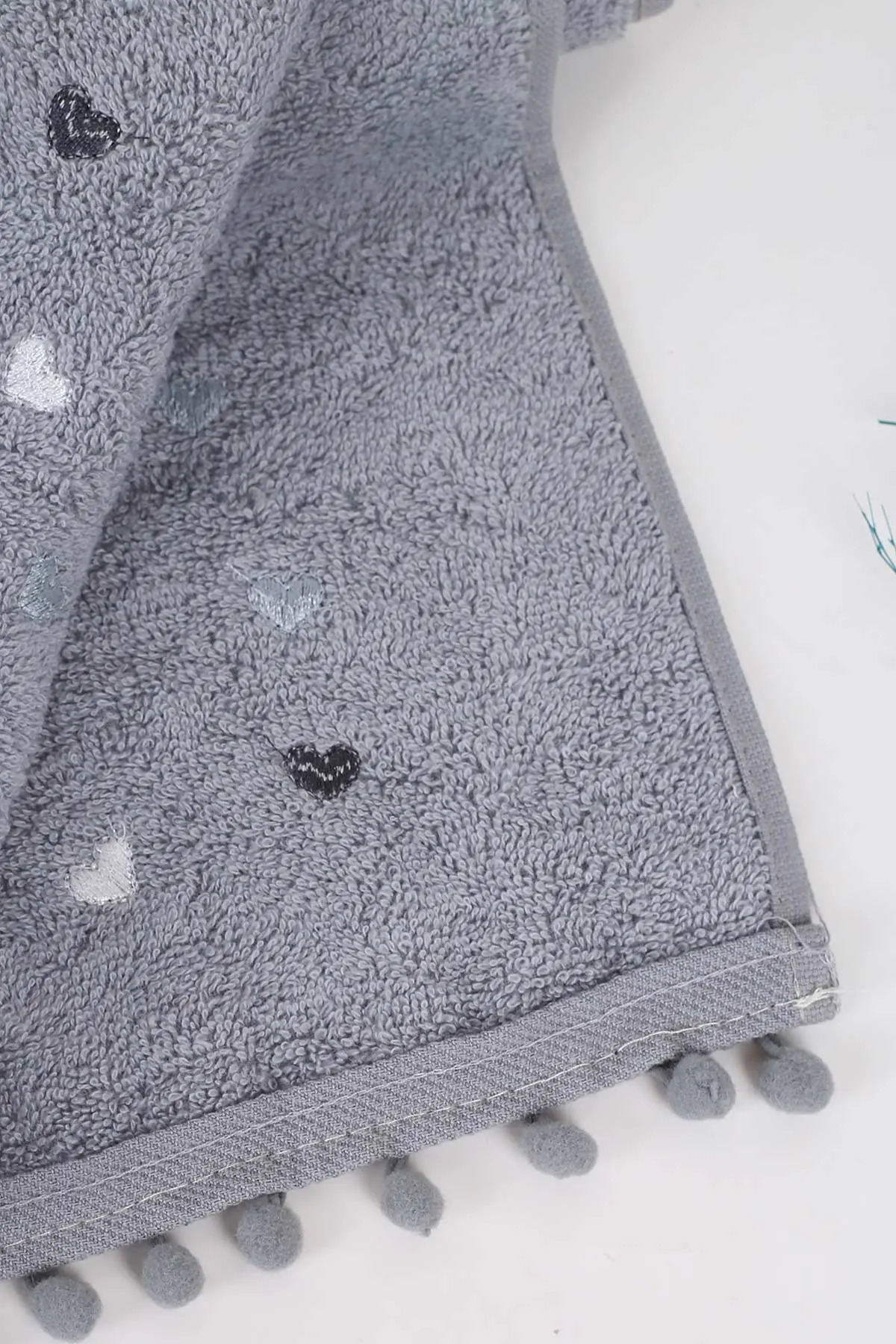 Çeyiz Merkezi Ponponlu Kalpli El Yüz Havlusu 50x90 GRİ - Görsel 3
