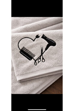 Frida Nakış Kuaför Temalı Nakışlı Havlu – Berber & Kuaför Hediye – Özel Tasarım El İşçiliği Havlu