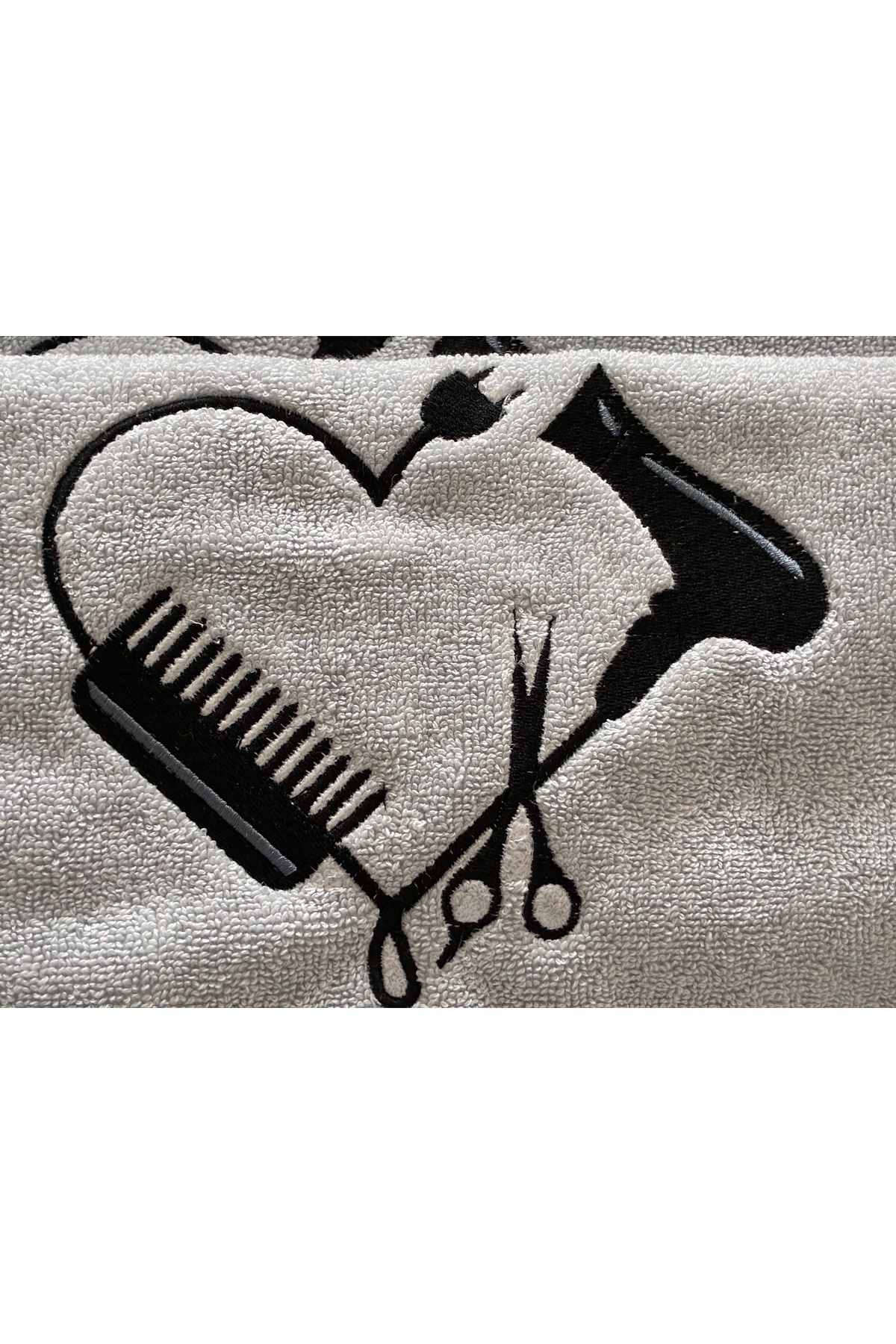 Frida Nakış Kuaför Temalı Nakışlı Havlu – Berber & Kuaför Hediye – Özel Tasarım El İşçiliği Havlu - Görsel 2