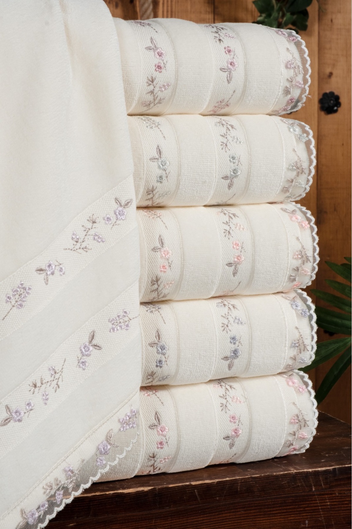 Fiesta Tekstil 50x90 Mihrimah Kadife Nakışlı 6’lı Havlu - Görsel 2