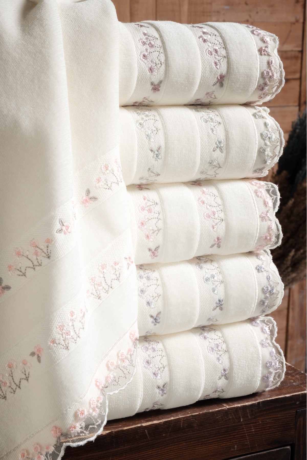 Fiesta Tekstil 50x90 Hürrem Kadife Nakışlı 6’lı Havlu - Görsel 2