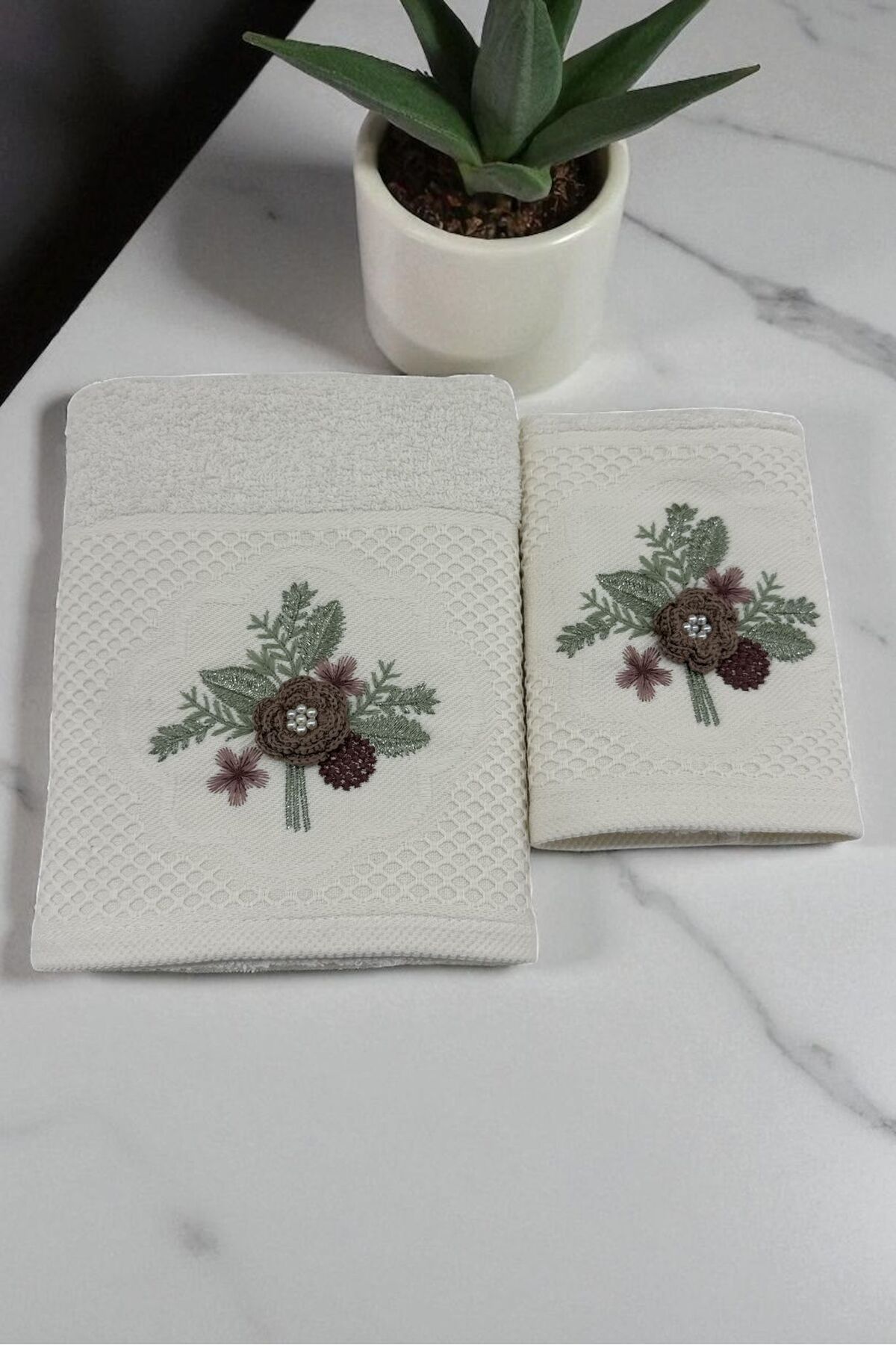 MORMENEKŞE HAVLU MORMENEKŞE ANALI KIZLI HAVLU TAKIMI 1 ADET 50X85 CM YÜZ HAVLUSU 1 ADET 30X50 CM EL HAVLUSU - Görsel 2