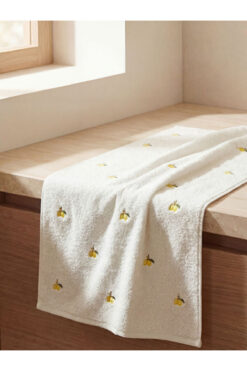 LC Waikiki RMZ GİYİM FARKIYLA Limon İşlemeli Nakışlı Yüz Havlusu 50x80 cm