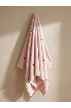 LC Waikiki RMZ GİYİM FARKIYLA Çilek Nakışlı Banyo Havlusu 70x140 cm