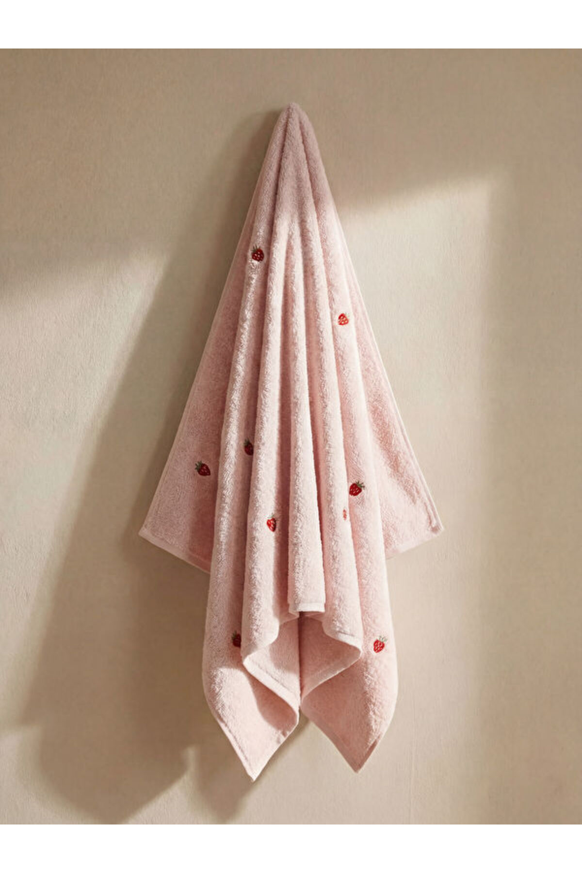 LC Waikiki RMZ GİYİM FARKIYLA Çilek Nakışlı Banyo Havlusu 70x140 cm