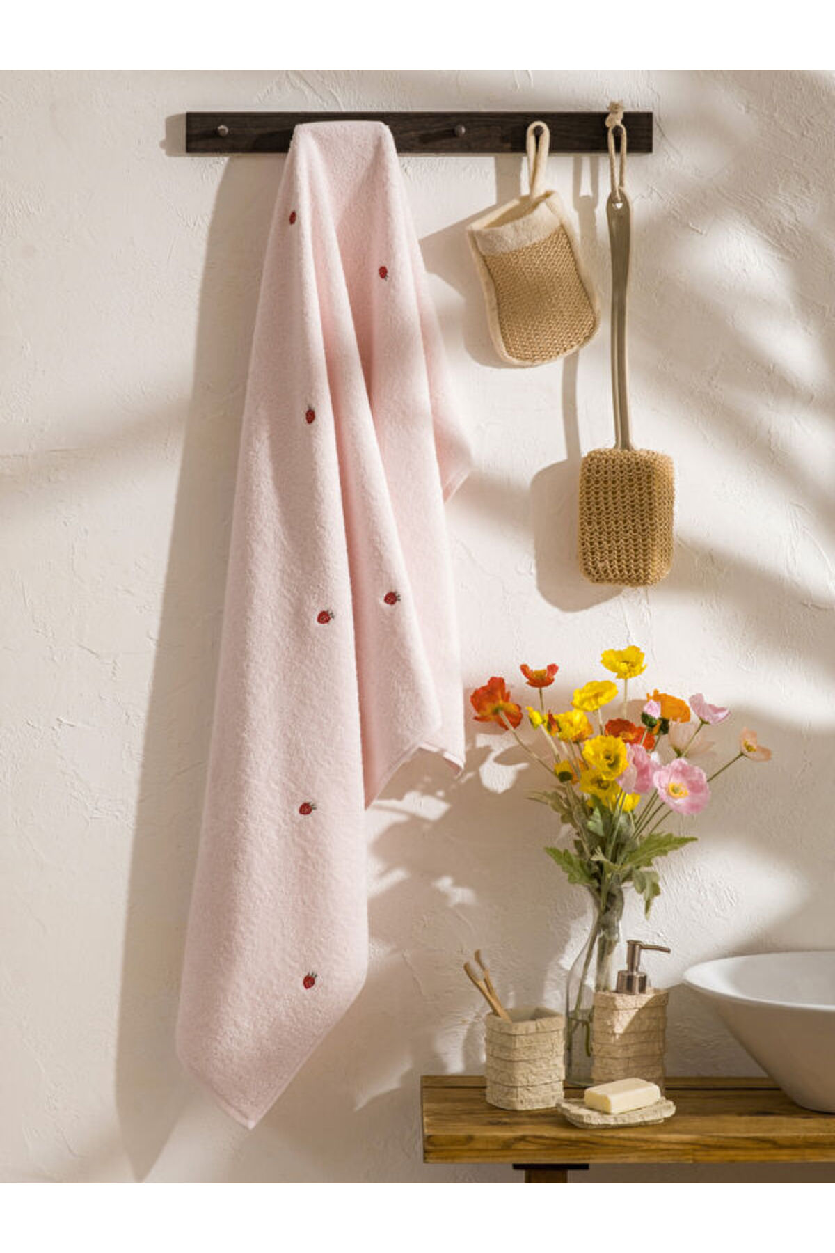 LC Waikiki RMZ GİYİM FARKIYLA Çilek Nakışlı Banyo Havlusu 70x140 cm - Görsel 2