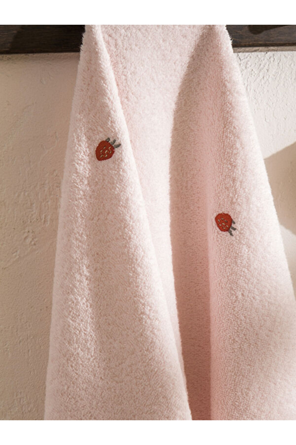 LC Waikiki RMZ GİYİM FARKIYLA Çilek Nakışlı Banyo Havlusu 70x140 cm - Görsel 3