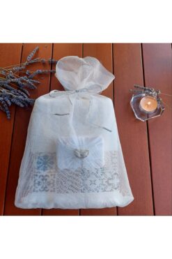 esdekor El Yapımı Çeyizlik Nakışlı Krem Havlu – File Kesede Dantel Fiyonk