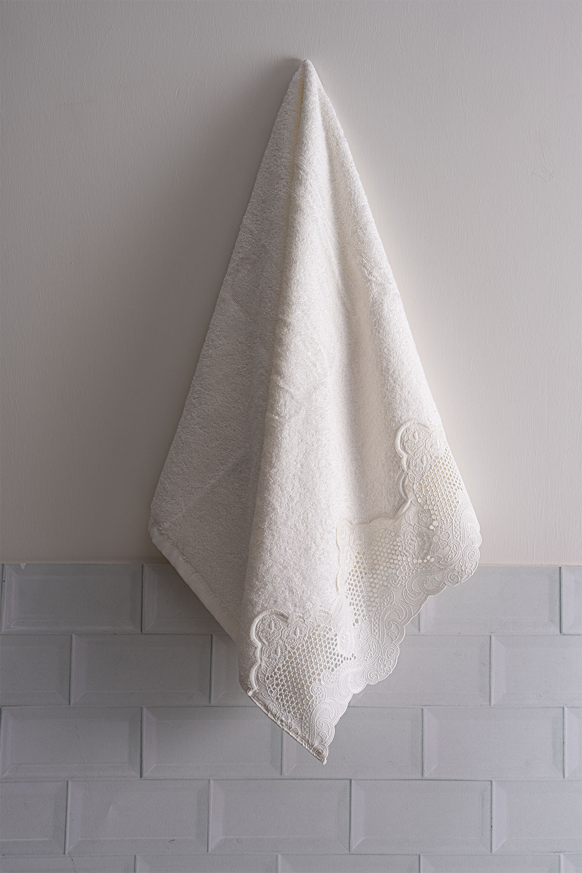 Nazik Home İris İşlemeli Yüz Havlusu (50 x 90 cm)