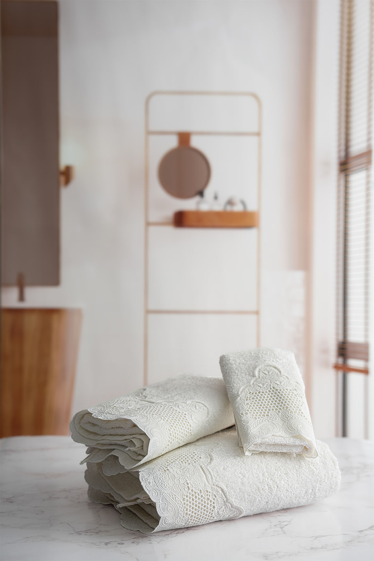 Nazik Home İris İşlemeli Yüz Havlusu (50 x 90 cm) - Görsel 3