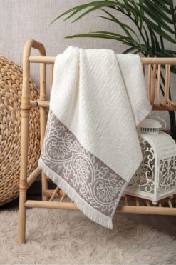 Sevim Bambu Yumuşak & Yüksek Emici El Havlusu - Krem Rengi Kabartma Bordürlü Tasarım - 50x90cm