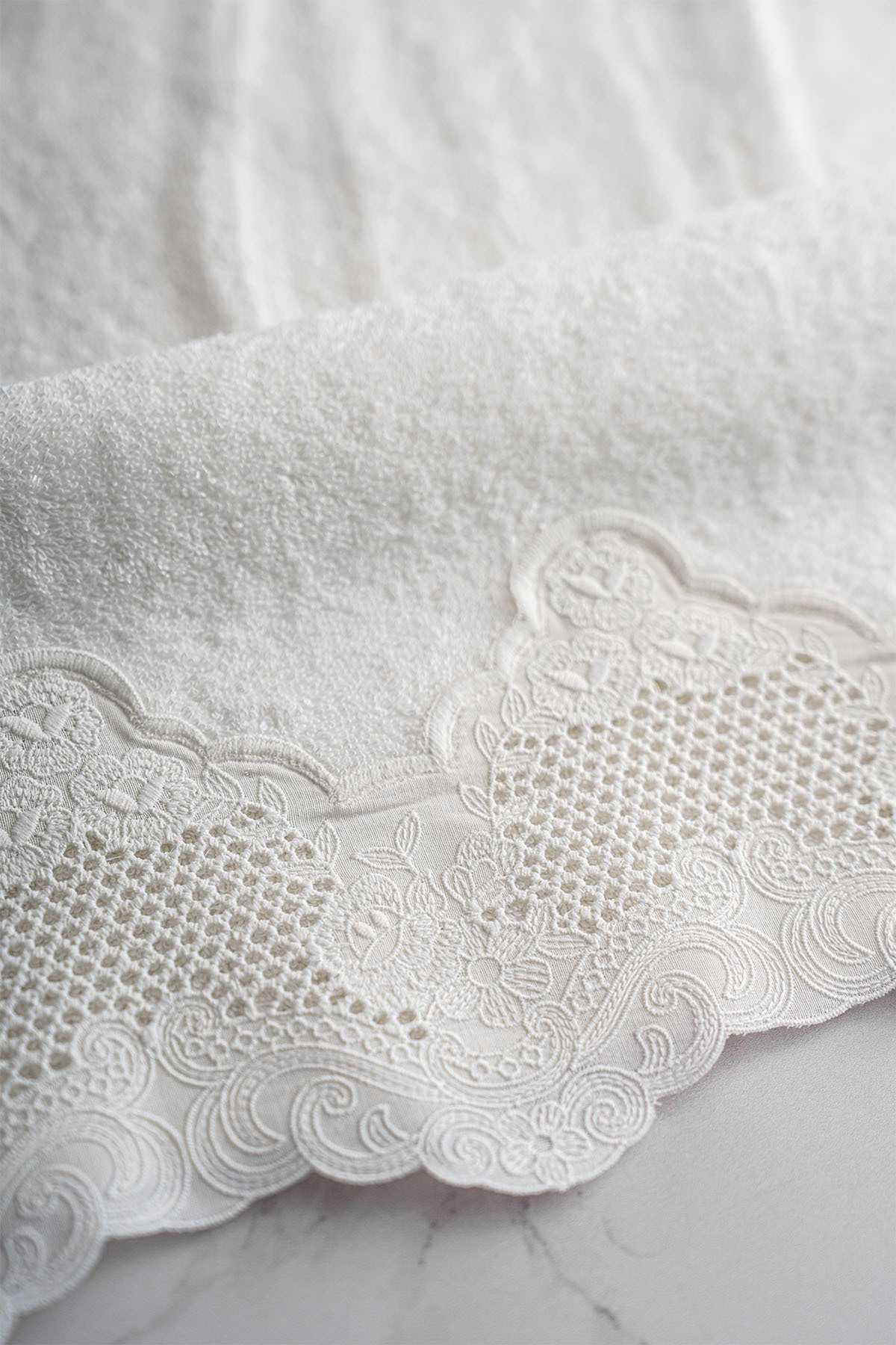 Nazik Home İris İşlemeli El Havlusu (30 x 50 cm) - Görsel 2