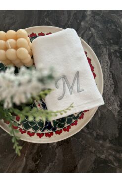 2Ddesign kişiye özel harfli nakışlı el havlusu "M" harfi