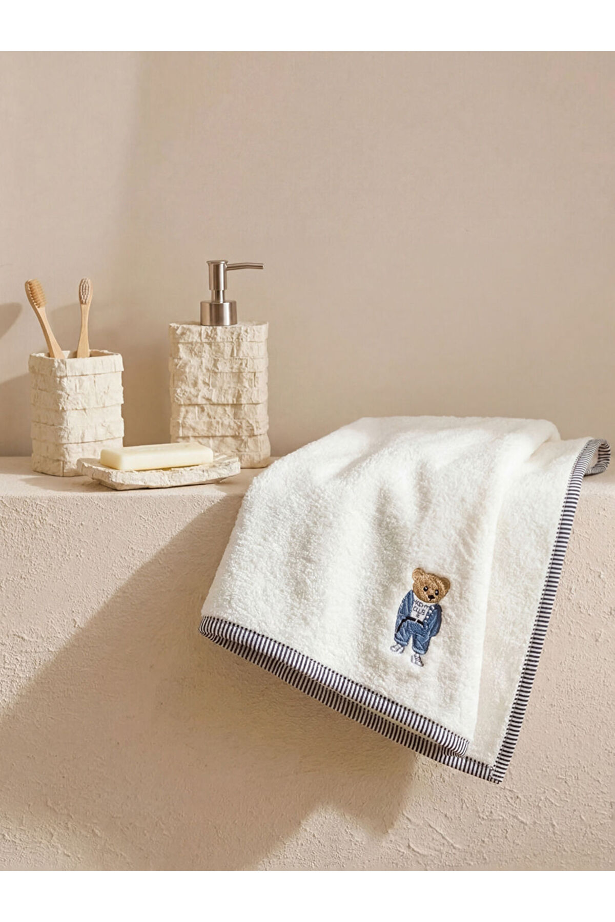 LC Waikiki Timeless Clothing & Zamansız Seçimler Ayı Teddy Nakışlı Yüz Havlusu 50x80 cm