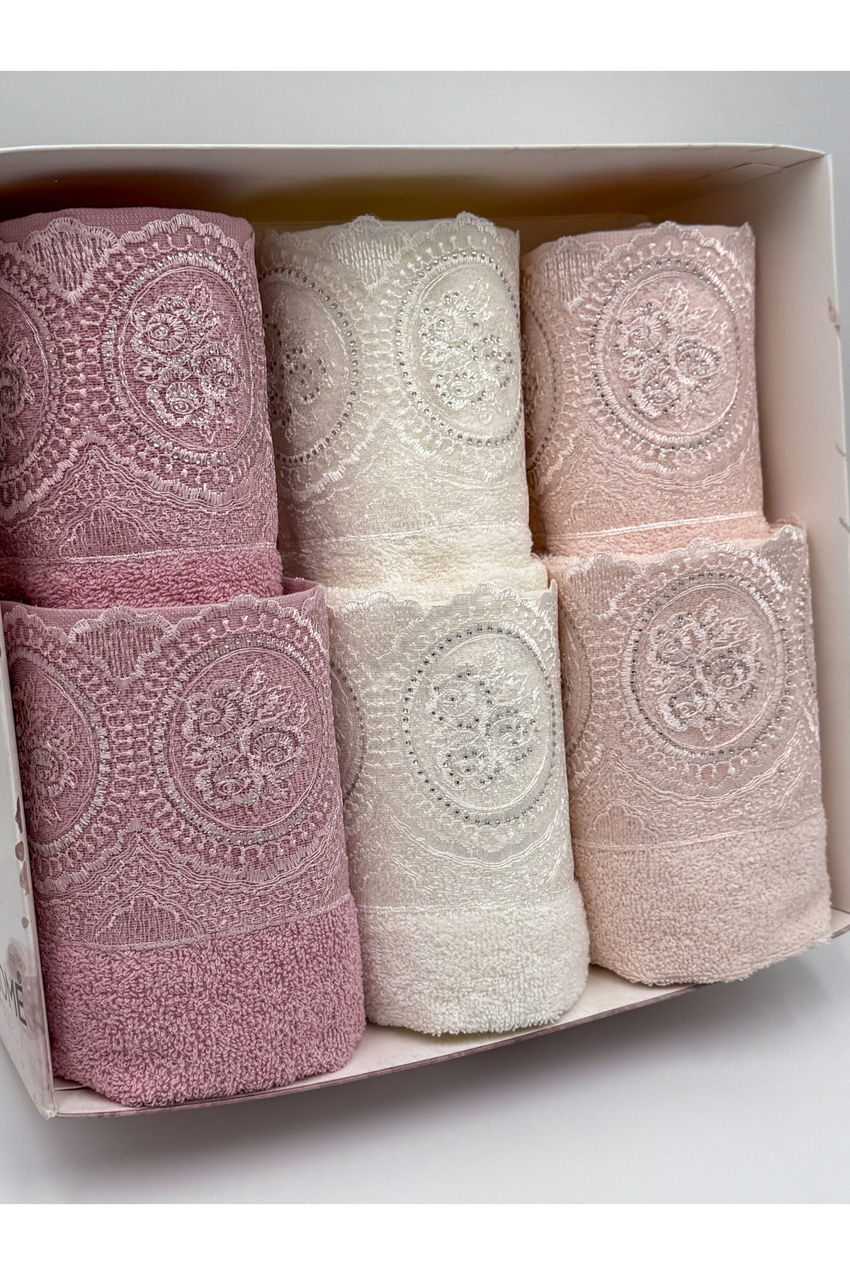 AYHANHOME Fransız Güpürlü Taşlı Kutulu Çeyizlik 3 Adet 50x90 El Yüz Havlusu 3 Adet 30x50 Mutfak Havlu