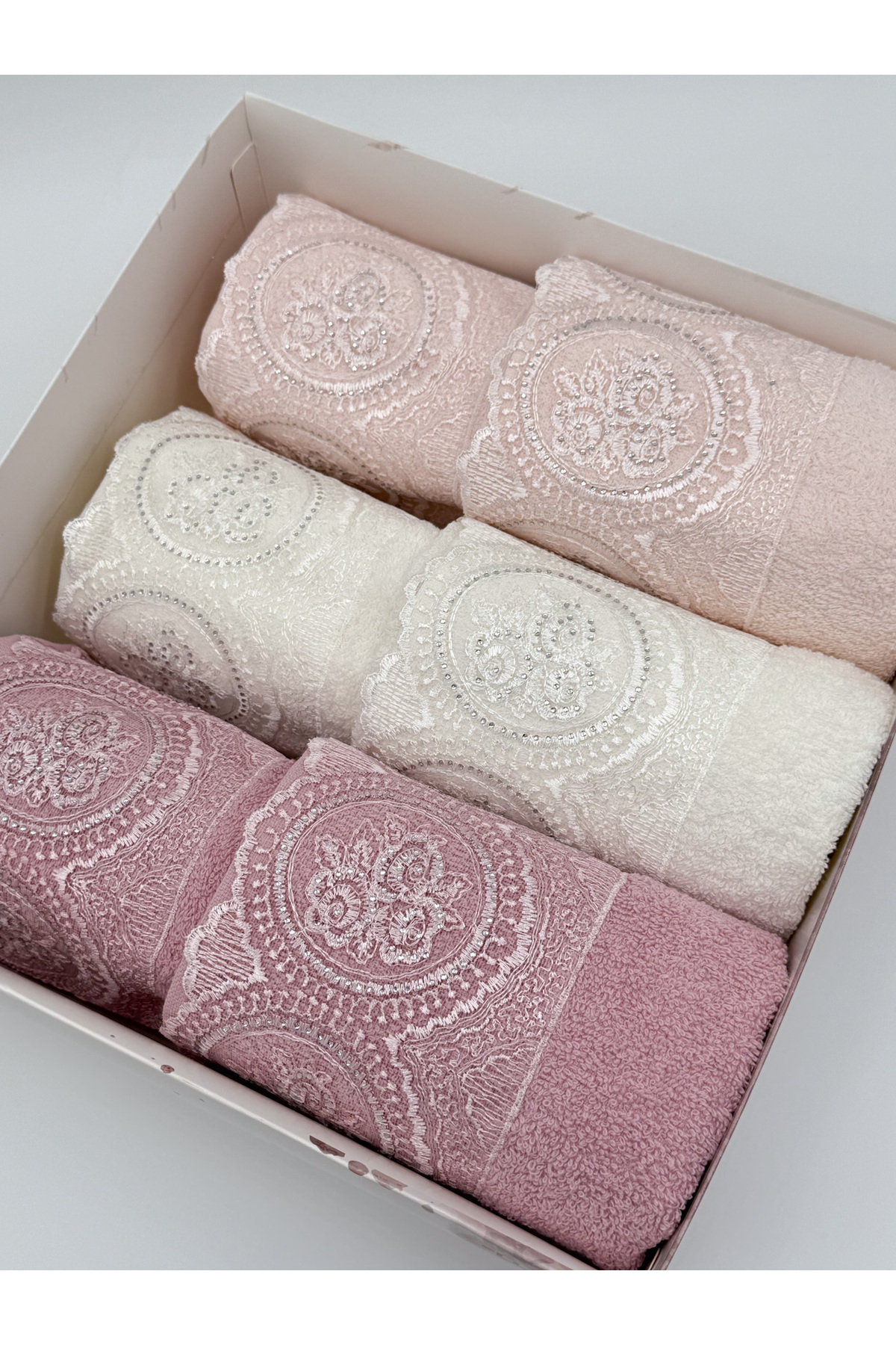AYHANHOME Fransız Güpürlü Taşlı Kutulu Çeyizlik 3 Adet 50x90 El Yüz Havlusu 3 Adet 30x50 Mutfak Havlu - Görsel 2