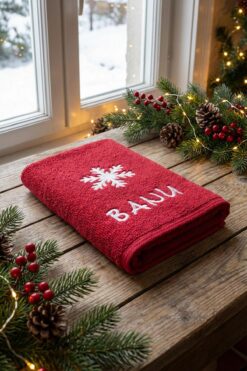 Atölye Müge Kişiye Özel Yılbaşı Havlusu – İsimli Nakışlı Kar Tanesi Temalı El Havlusu 30x50 cm Kırmızı Yeni Yıl