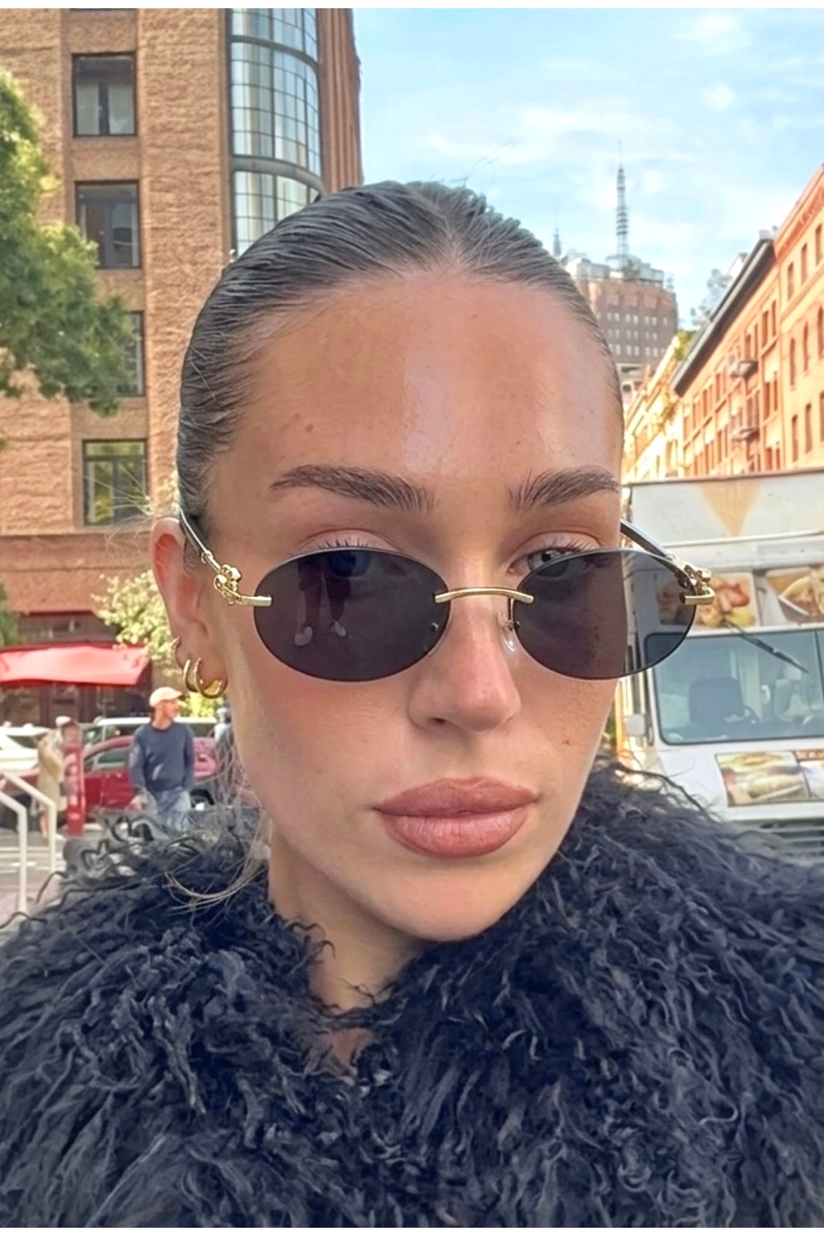 REN EYEWEAR DERLA Metal Oval Kadın Güneş Gözlüğü Siyah Kesme Cam | Gold Detaylı UV400 Korumalı Minimal Uv400