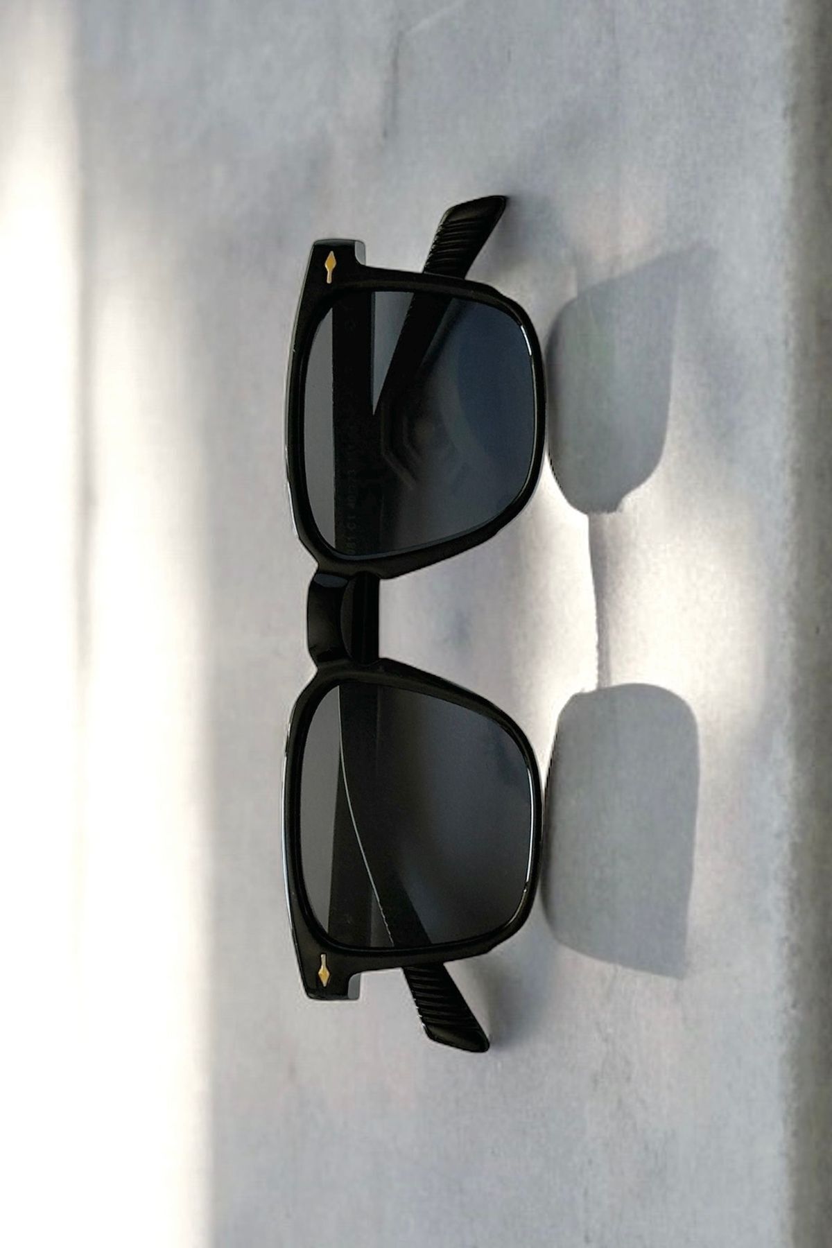 REN EYEWEAR Arrow Erkek Siyah Kare Çerçeve Güneş Gözlüğü – Gold Detaylı, UV400 Korumalı, Klasik Tasarım - Görsel 3