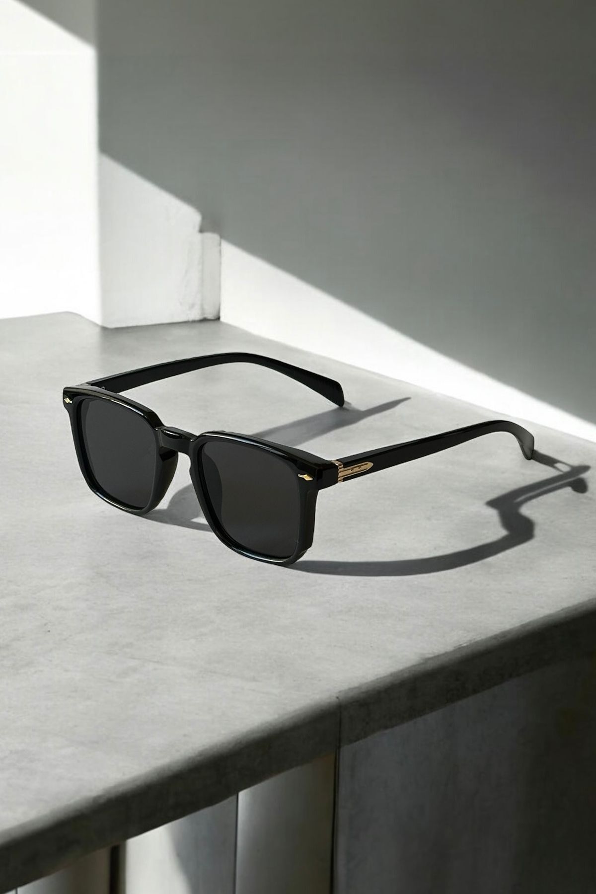 REN EYEWEAR Arrow Erkek Siyah Kare Çerçeve Güneş Gözlüğü – Gold Detaylı, UV400 Korumalı, Klasik Tasarım