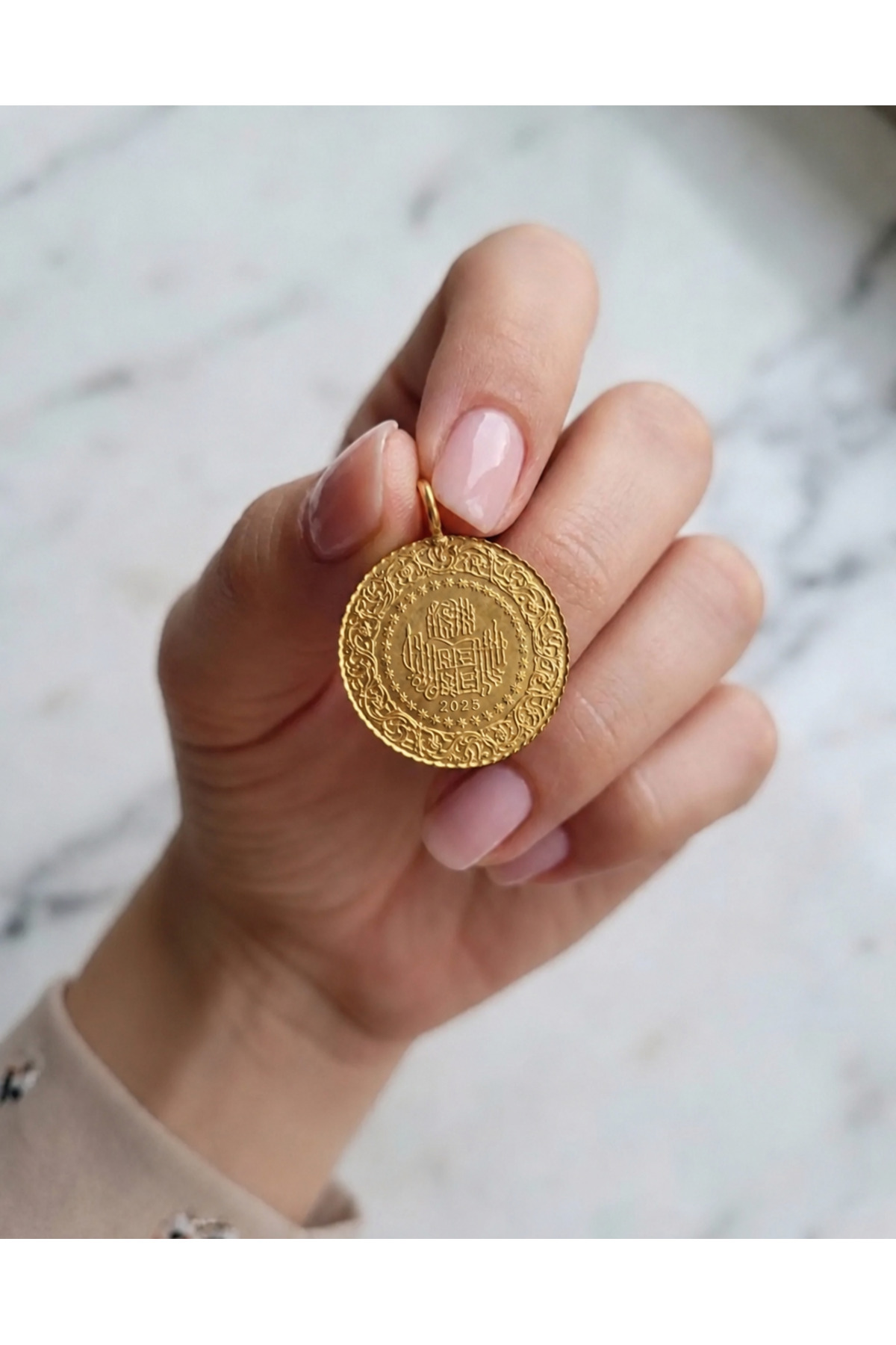 عملة معدنية مقلدة من فئة ربع دولار مطلية بالذهب عيار 22 قيراطًا من ALCONDZEND، مع مقبض، مؤرخة بعام 2023.
