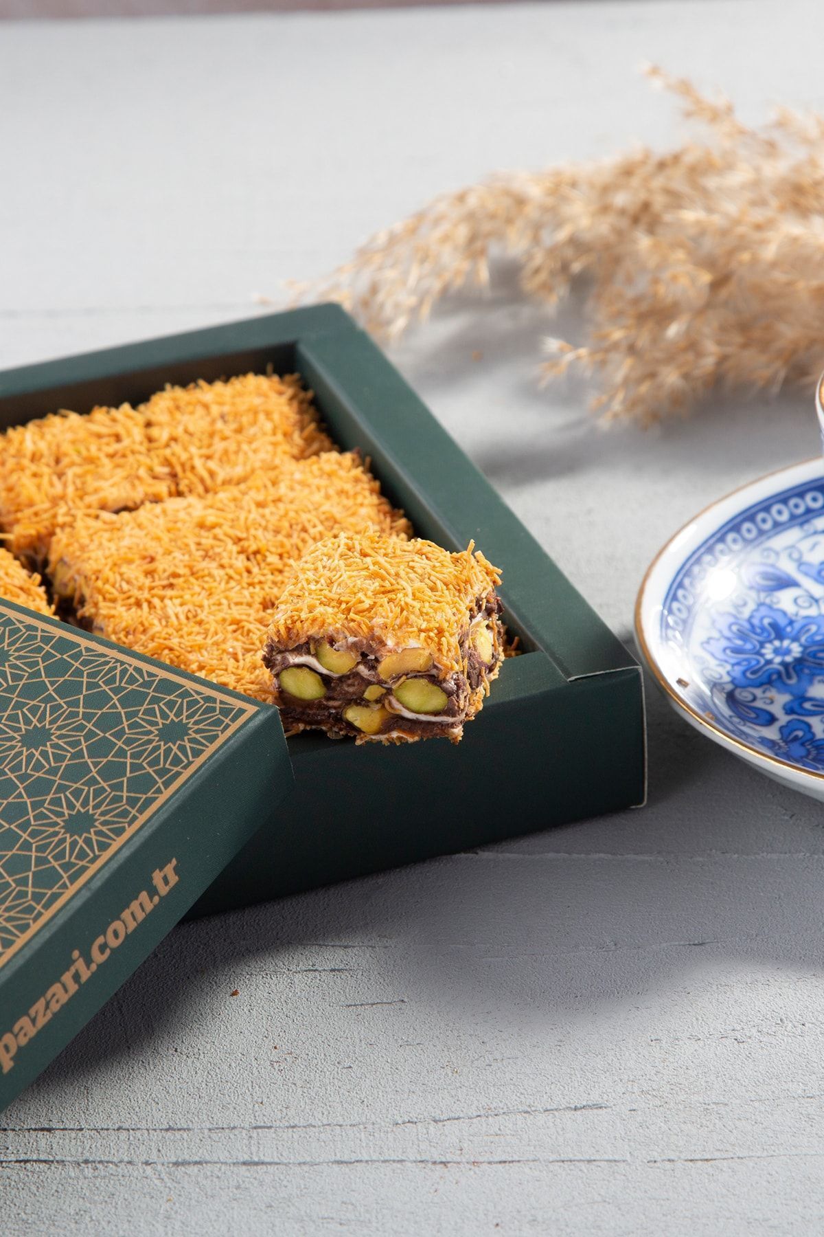 Antep Pazarı Antep Fıstıklı Kadayıflı Special Baklava Lokum - 240g