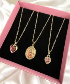Madam Bikan Gold Renk 3 Lü Gül Detaylı Pembe Taşlı Mineli Kalp Kombin Set Kolye