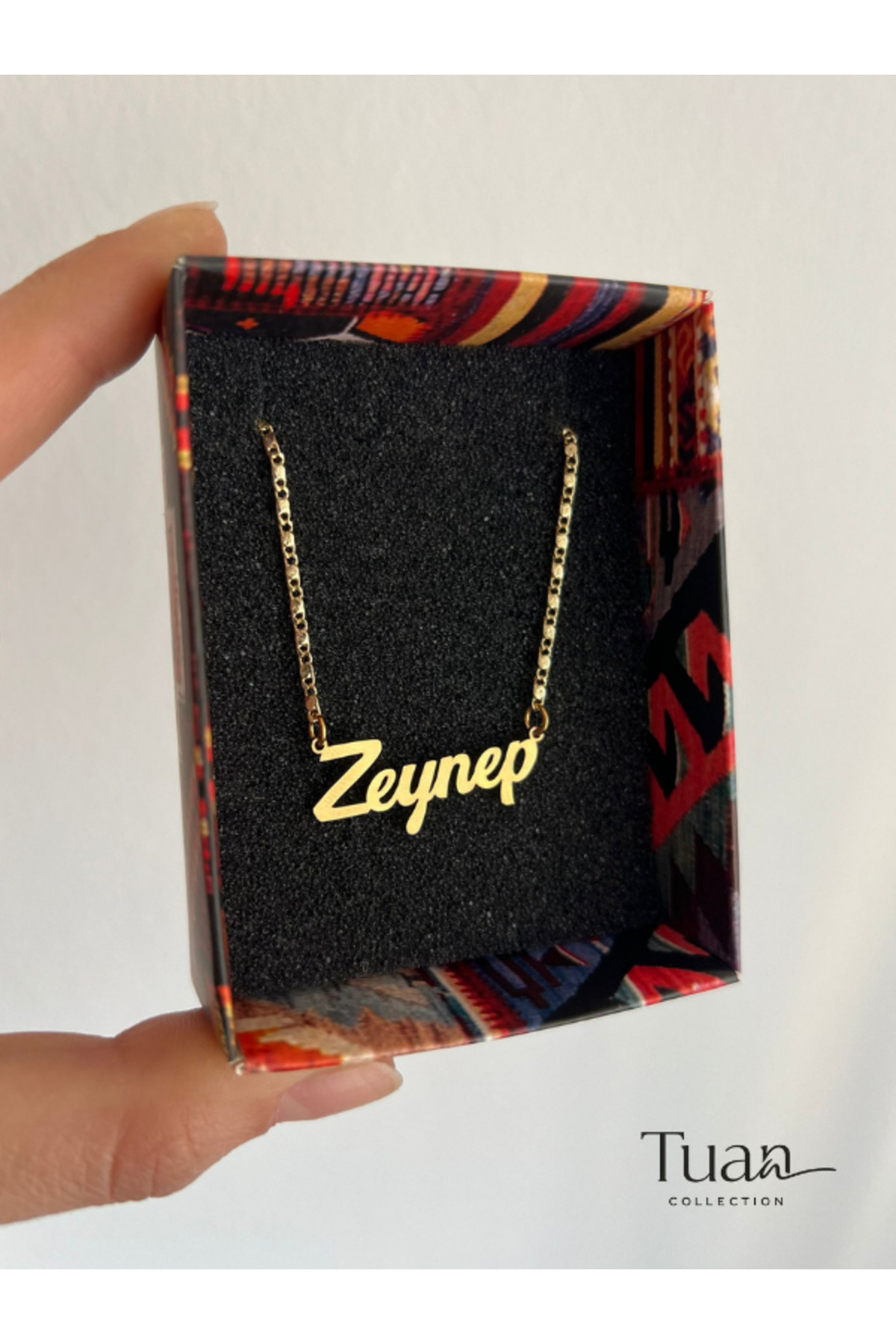 Tuana Trend Kişiye Özel İsim Kolye Özel Tasarım Yüksek Kalite Çelik Gold Renk Kişiselleştirilebilir Hediye - Görsel 3