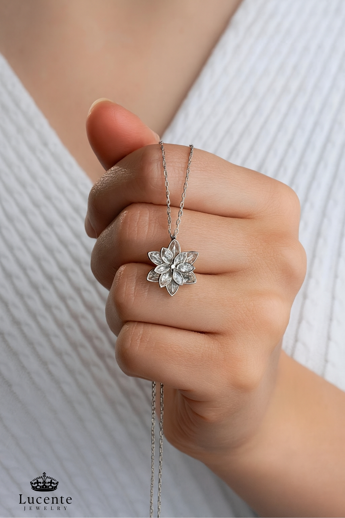 Lucente Jewellery Işıklı Hediye Kutulu Beyaz Lotus Çiçeği 925 Ayar Gümüş Kaplama Hediyelik Aşk Şans Bereket Kolye - Görsel 3