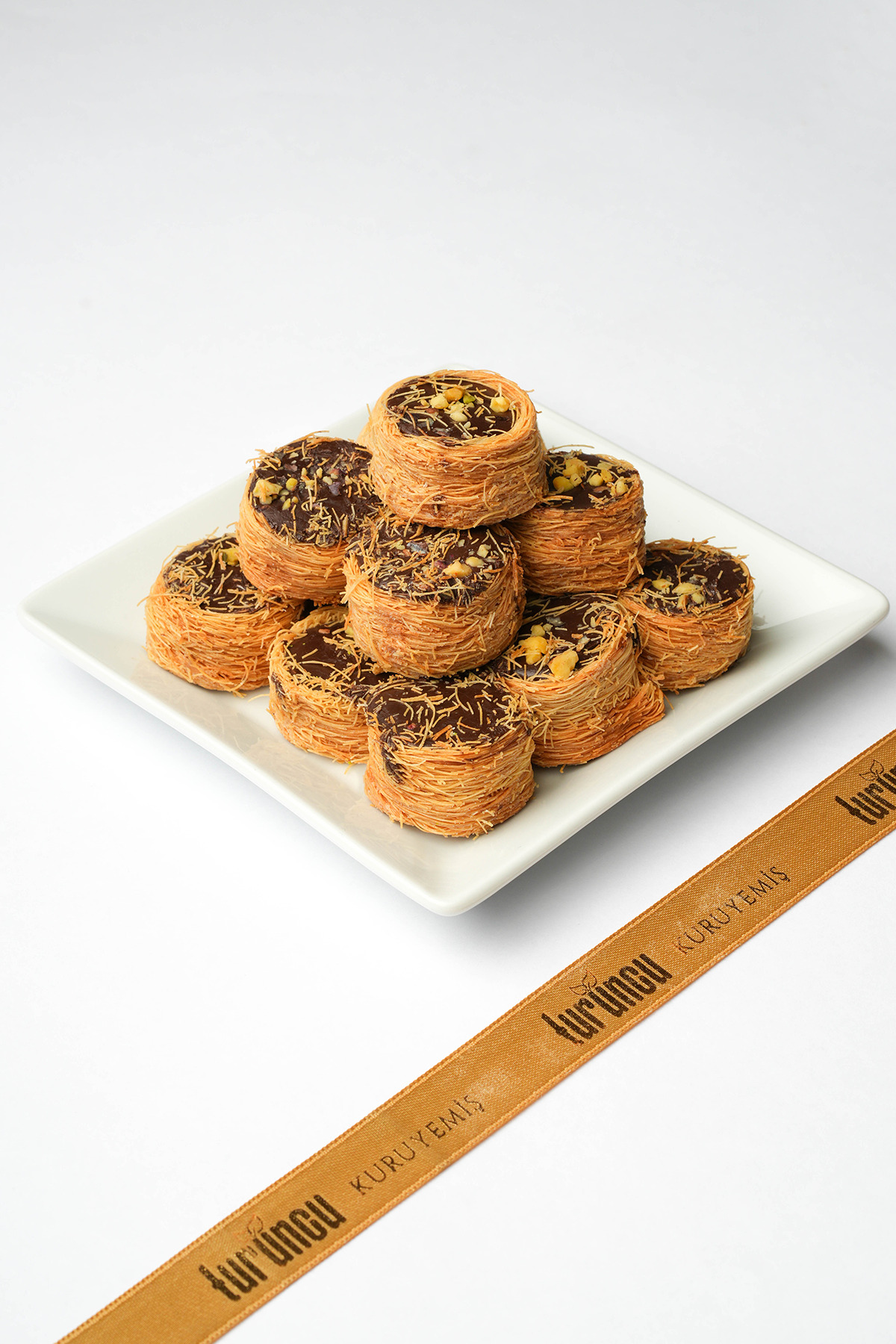 Turuncu Kuruyemiş Fıstıklı Bitter Çikolatalı Bülbül Yuvası 500 gr