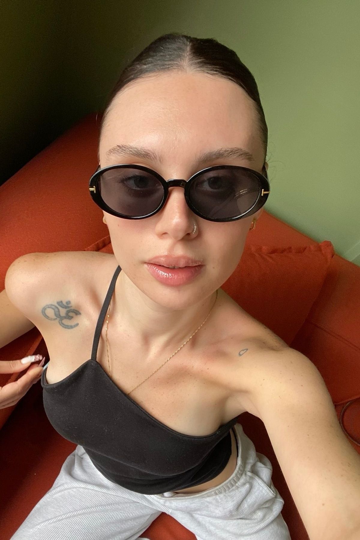REN EYEWEAR Ovelle Kadın Siyah Oval Güneş Gözlüğü – Aksesuar Detaylı Modern Tasarım UV400